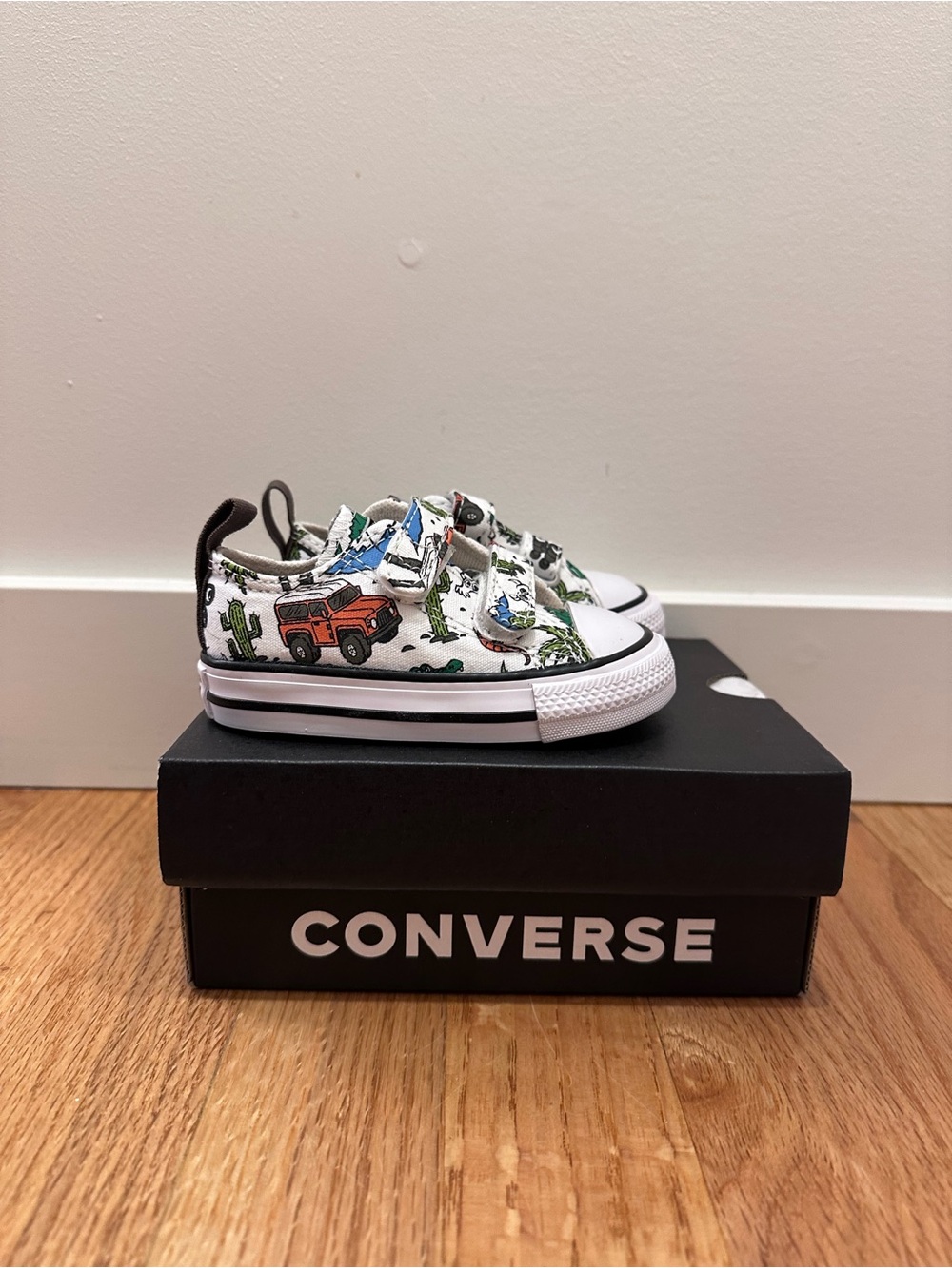 NIB Converse Desert Explorer Chuck Taylor, Walker Size 4